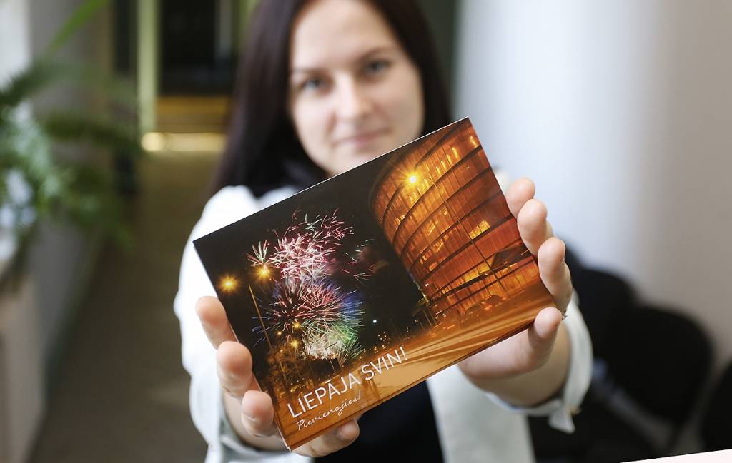 Ar oriģināliem videoklipiem un pastkartēm aicina svētkus pavadīt Liepājā