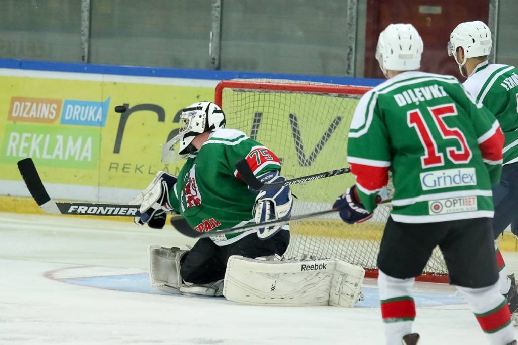 "Liepāja" grūtā virslīgas hokeja čempionāta cīņā pieveic "Prizmu", atgūstot līderpozīciju