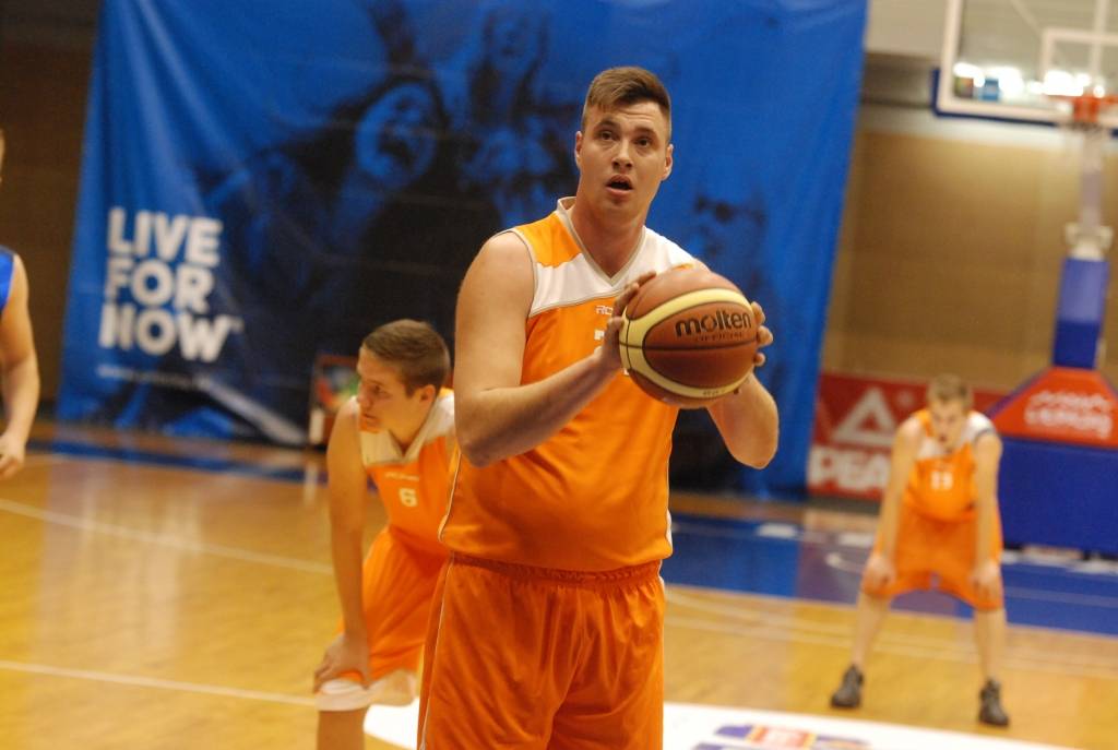 "Oga" un "Fēnikss" uzvar Grobiņas novada meistarsacīkšu basketbolā spēlēs