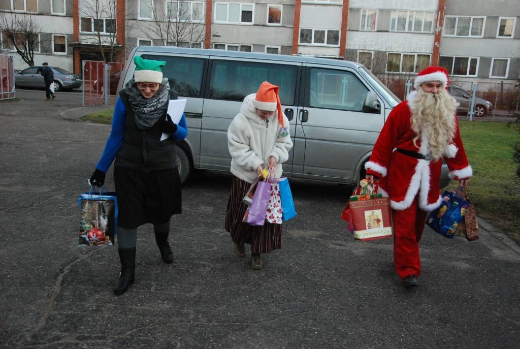 FOTO.VIDEO: Dāsni piepilda Ziemassvētku vecīša lielo dāvanu maisu