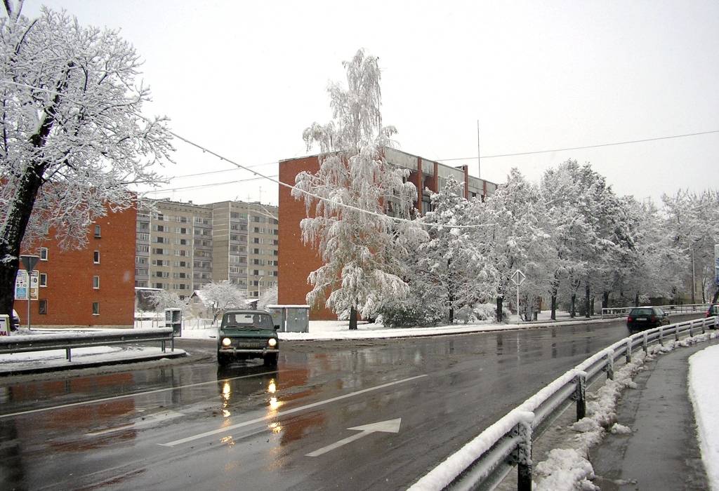  Vidzemē un Latgalē dažviet apledojušas brauktuves 