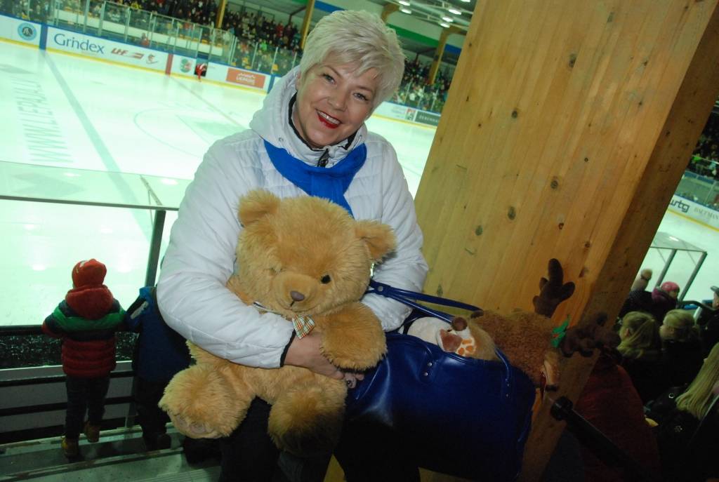 FOTO.VIDEO: Liepājā hokeja laukumā lido 2505 mīkstās rotaļlietas