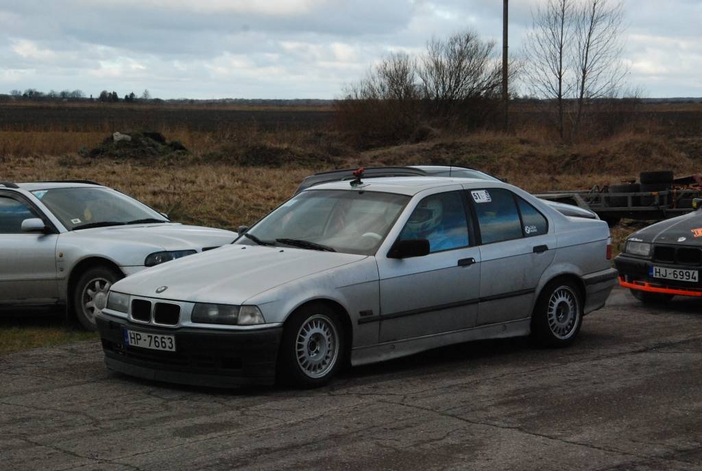 FOTO: Autosporta cienītāji deldē riepas Rudes trasē