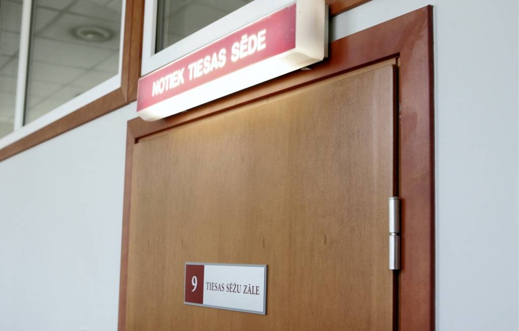 Par seksuāliem noziegumiem pret 20 meitenēm piespriež 17 gadu cietumsodu