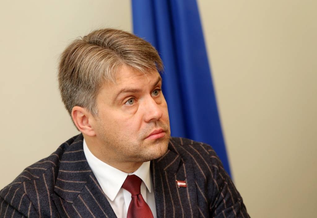 Tiesībsargs: Aizliegums smēķēt automašīnā ir ielaušanās personīgajā telpā