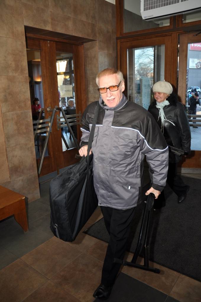 FOTO: Pensionāri dzied un dejo