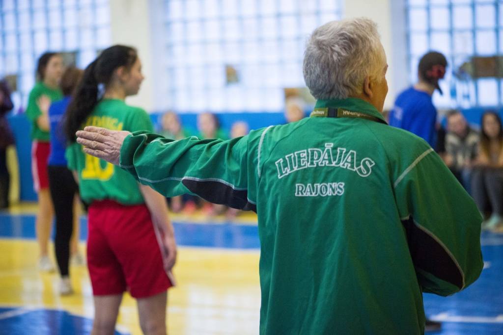 FOTO: Kazdangā skolēni spēlē basketbolu ar pašvaldības darbiniekiem