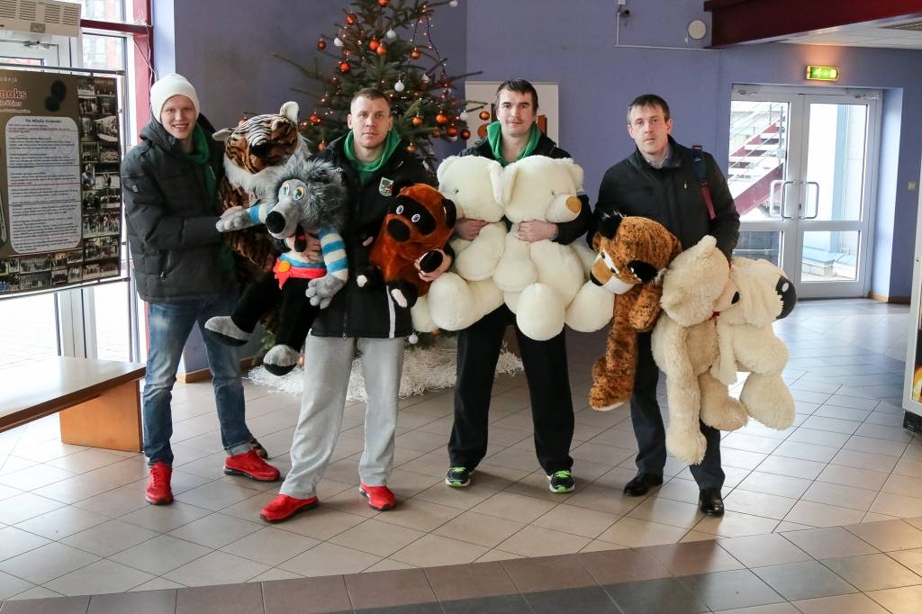 FOTO: Lāči un hokejisti dodas pie mazajiem pacientiem