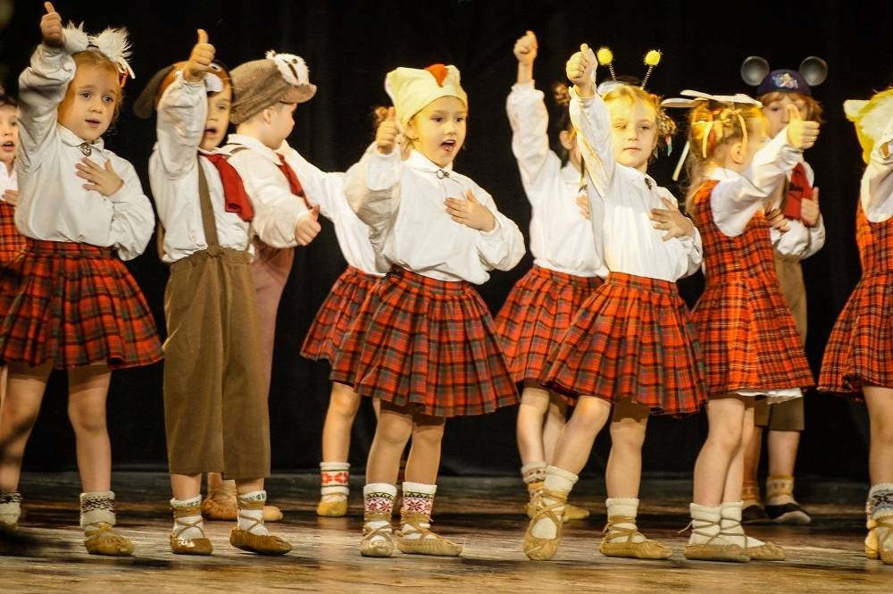 Ziemassvētku uzvedums bērniem "Kā eglīte bērniem dziesmiņu mācīja"