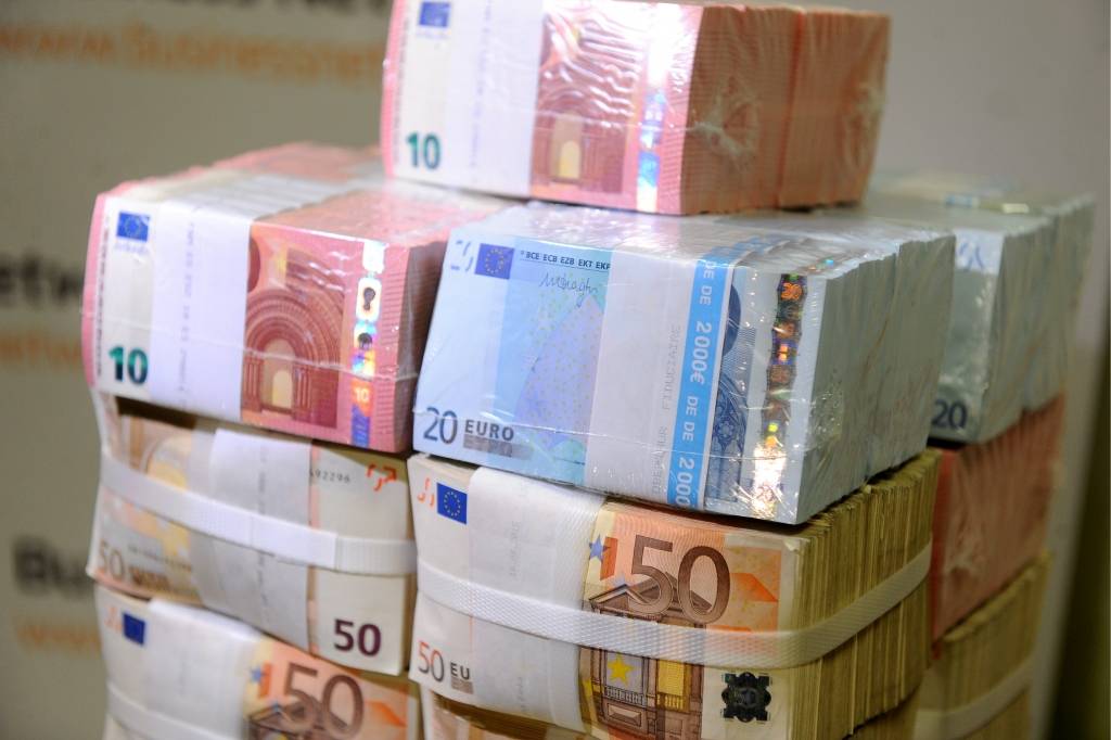 Par no Krievijas nākušas naudas atmazgāšanu aiztur divus bankas darbiniekus