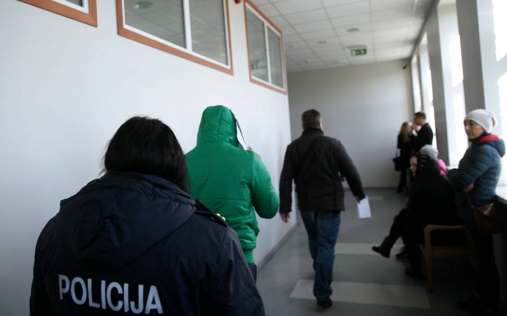 Iekšējās drošības birojs par kukuļošanu aiztur sešas personas, tajā skaitā trīs policistus