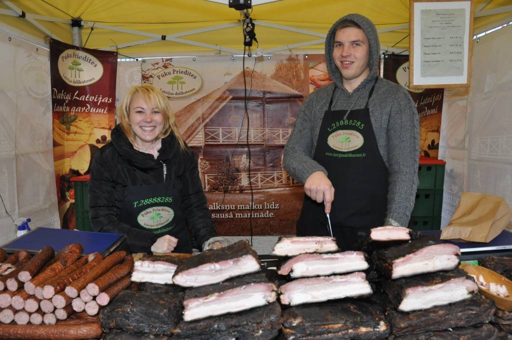 FOTO: Rožu laukumā tirgojas Ziemassvētku tirdziņā