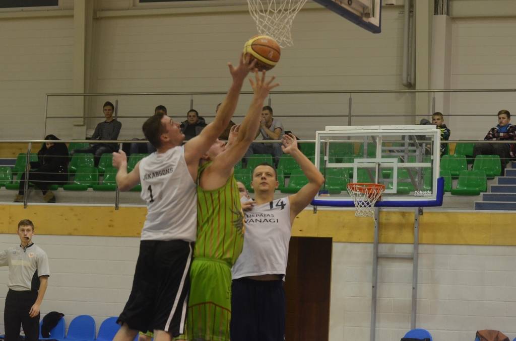 "Grobiņas" basketbolisti Ziemasssvētkus sagaidīs kā Grobiņas novada meistarsacīkšu līderi