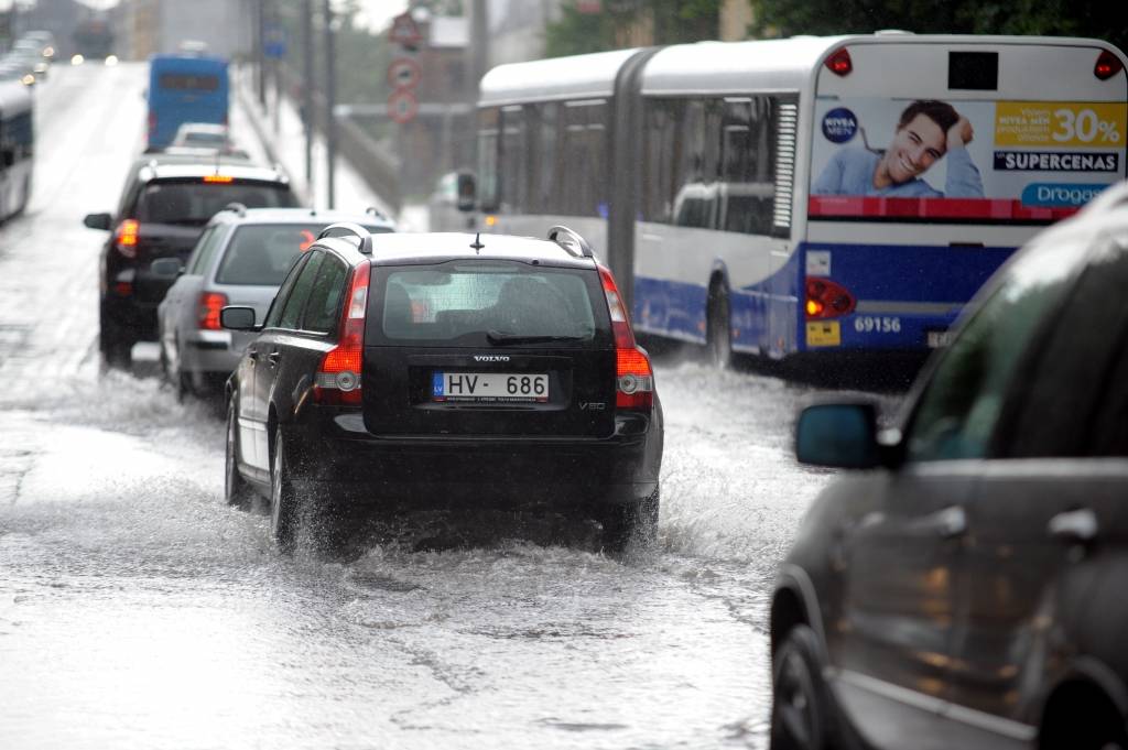 Rīgā veidojas sastrēgumi; pat pusstundu kavējas sabiedriskais transports