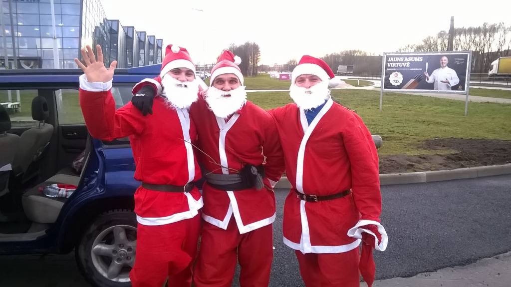 VIDEO: Ziemassvētku vecīši skrien no Liepājas līdz Grobiņai