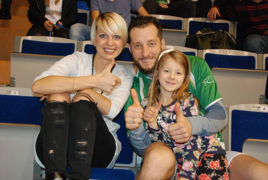 FOTO.VIDEO: Līdz trijiem naktī cīnās par Ziemassvētku kausu telpu futbolā