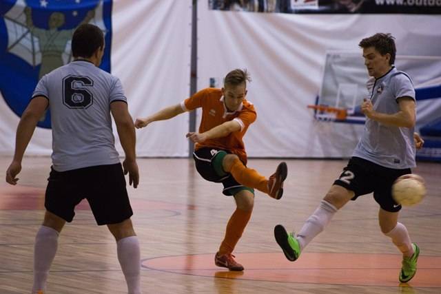 Piecas komandas cīnās Kurzemes telpu futbola līgā