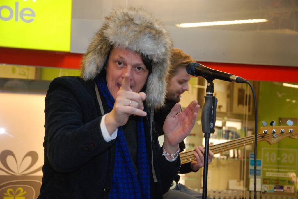 FOTO.VIDEO: Ivo Fomins sadziedas ar faniem tirdzniecības centrā "XL Sala"