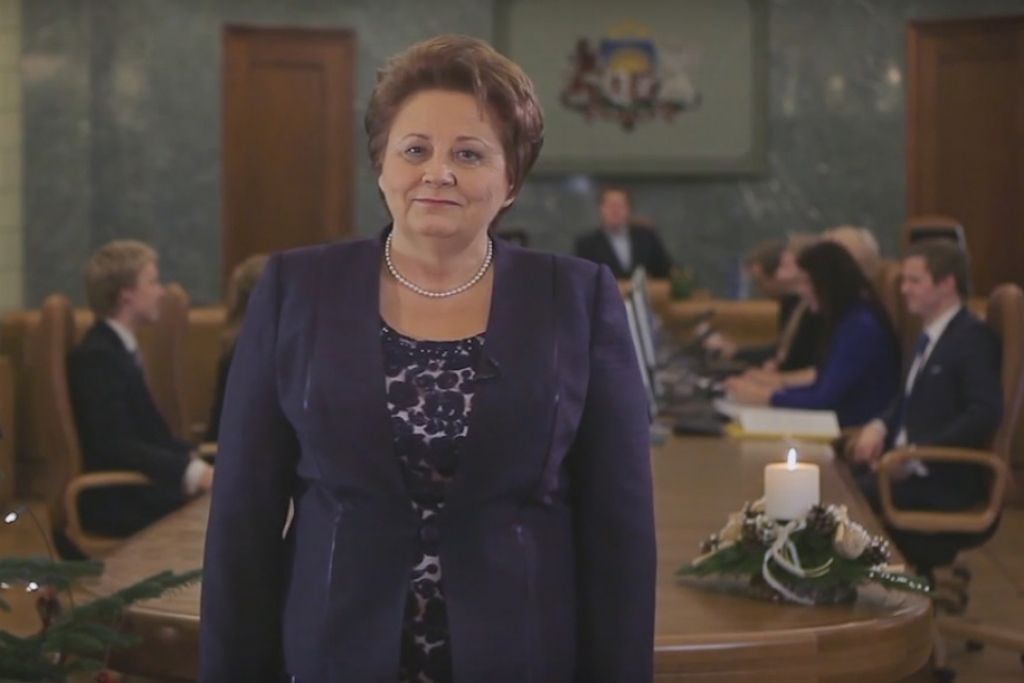 VIDEO: Straujuma Latvijas iedzīvotājiem 2016.gadā novēl staltu stāju un drošu sirdi