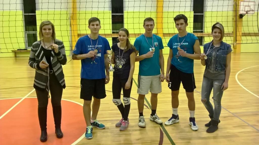 Jau trešo reizi Aizputē sacenšas ģimeņu turnīrā volejbolā