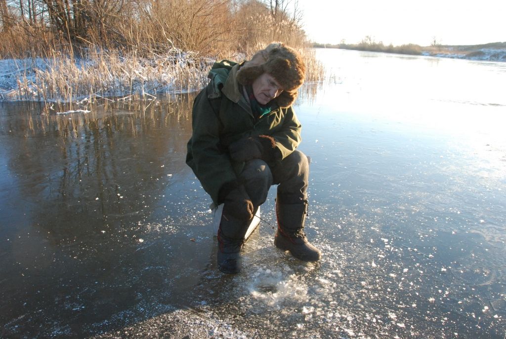FOTO: Liepājā uz ledus velk ārā pirmos asarus 