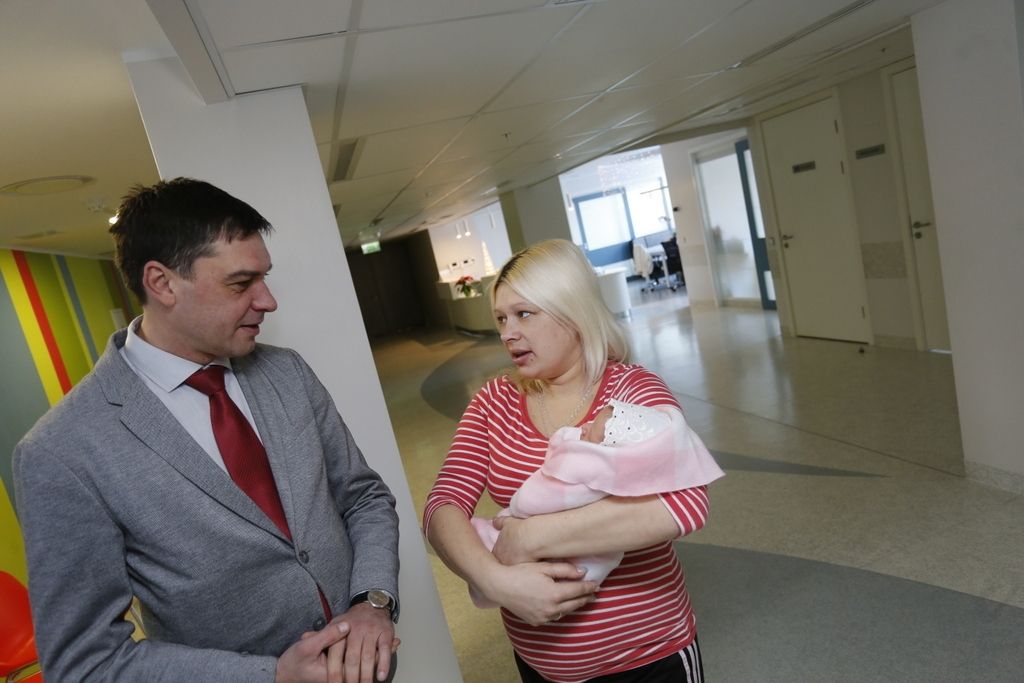 Liepājā sveic pirmos šogad dzimušos mazuļus; pirmā pasaulē nākusi meitenīte