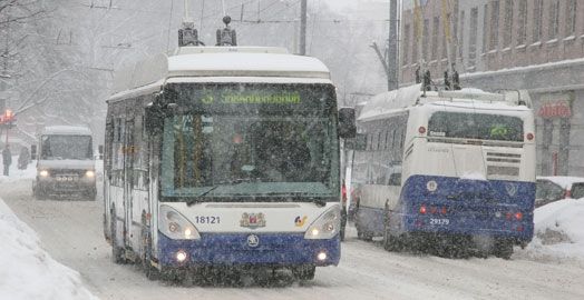 Puteņa un slidenu ceļu dēļ līdz pusdienlaikam Latvijā reģistrēti 34 ceļu satiksmes negadījumi