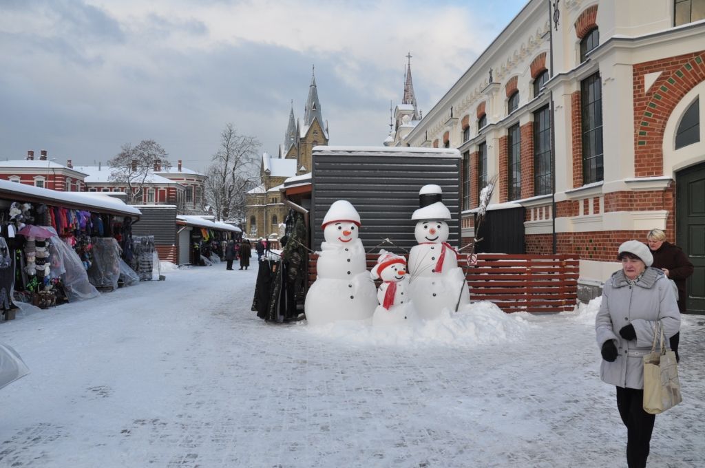 (PAPILDINĀTS AR FOTO) Liepājā uzsnieg 20 centimetrus biezs sniegs