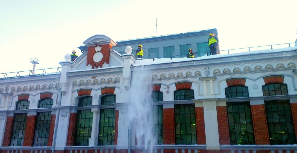 Būvvalde aicina nodrošināt ēku jumtu attīrīšanu no sniega un lāstekām