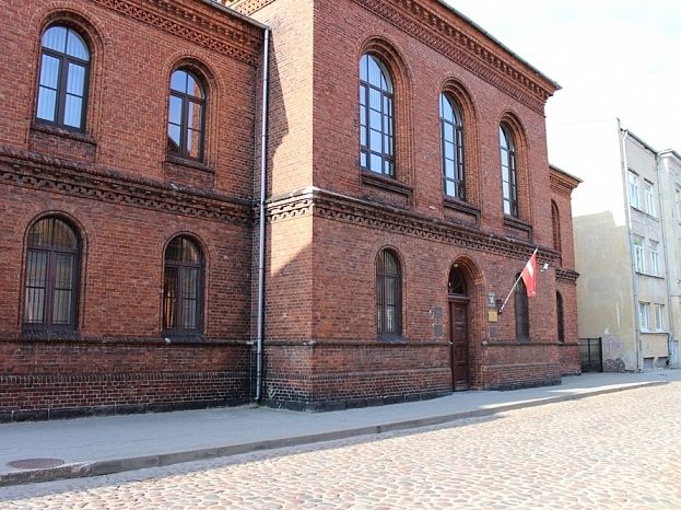 Uz Liepājas tiesas zāli konvojēts apsūdzētais mēģinājis pārgriezt sev vēnas; policijā ierosināta dienesta pārbaude