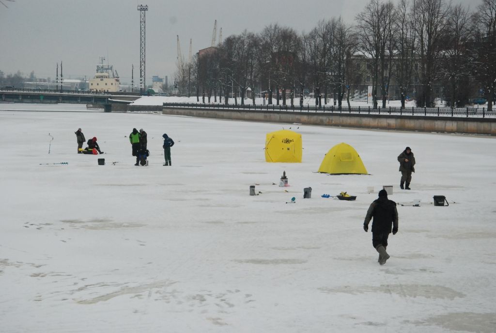 FOTO: Sestdien Liepājā stintes ķeras skopi
