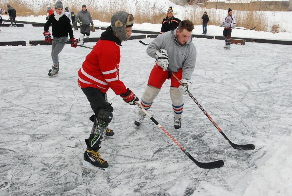 FOTO.VIDEO: Spēkojas brīvdabas hokeja turnīrā "Mistērija Liepājā"