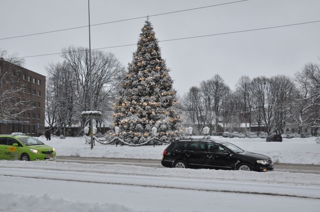 Pirmdien snigs, putinās un pūtīs brāzmains vējš