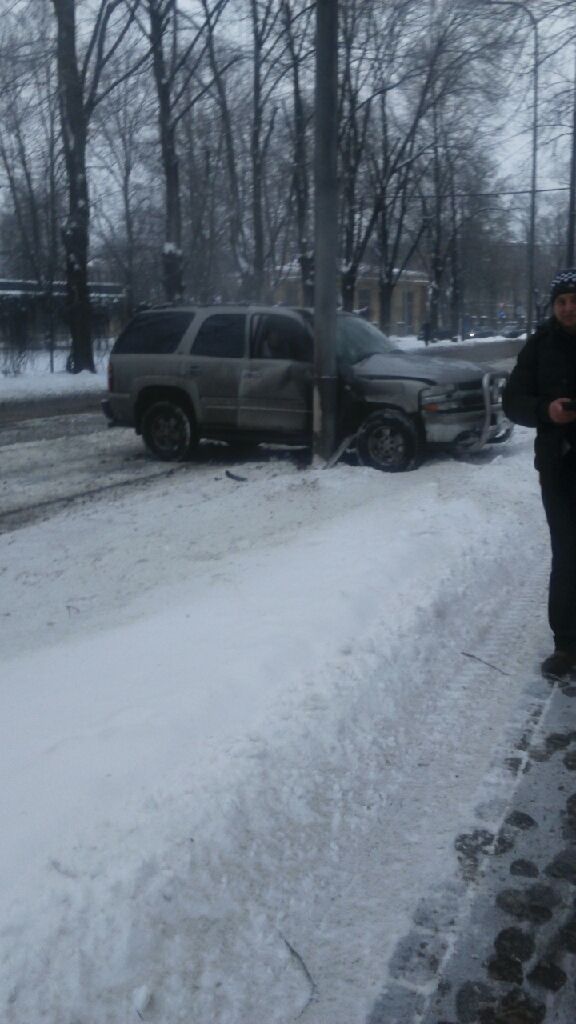 Aculiecinieka FOTO: Auto iebrauc stabā un aizšķērso ceļu tramvajiem