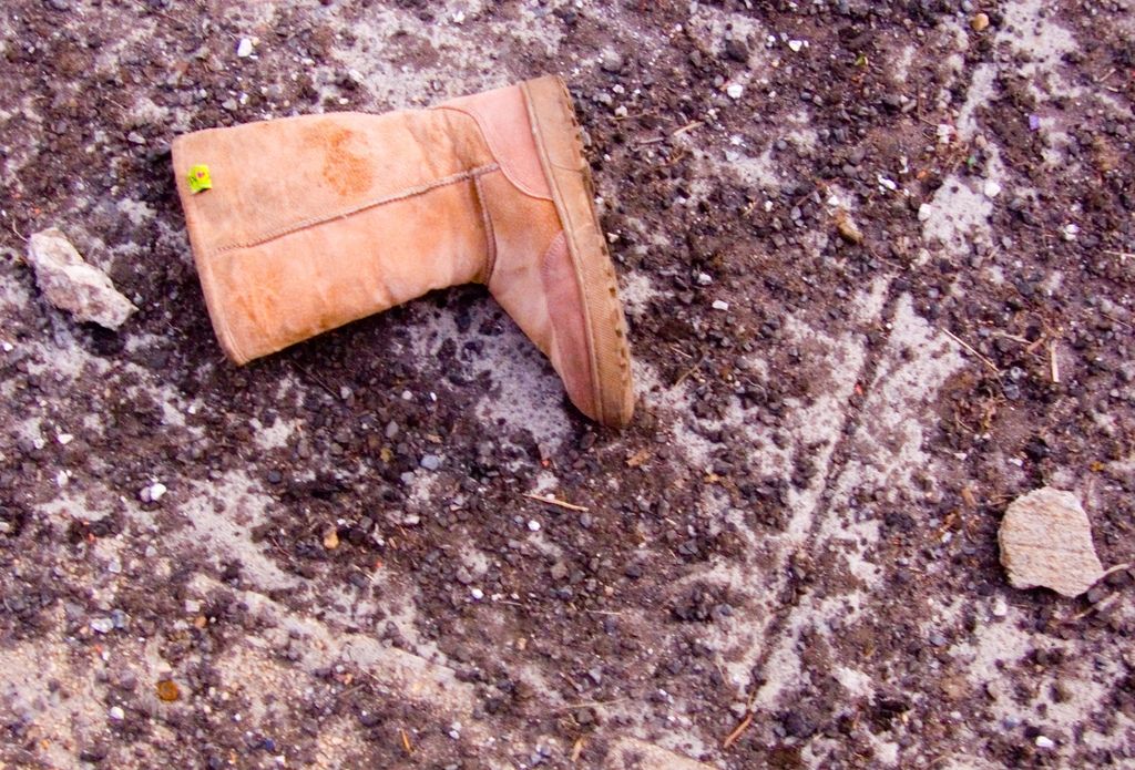 Aizdomās par viltojumu no populāra veikala Rīgā konfiscē UGG zābakus