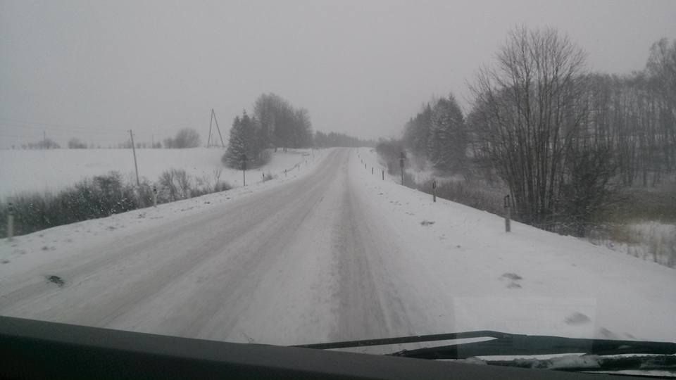 Sniegputeņa dēļ joprojām apgrūtināta braukšana uz visiem autoceļiem Latvijā