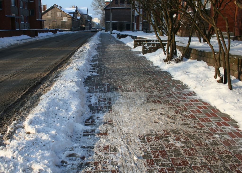 Kā pareizi tīrīt sniegu no ietvēm