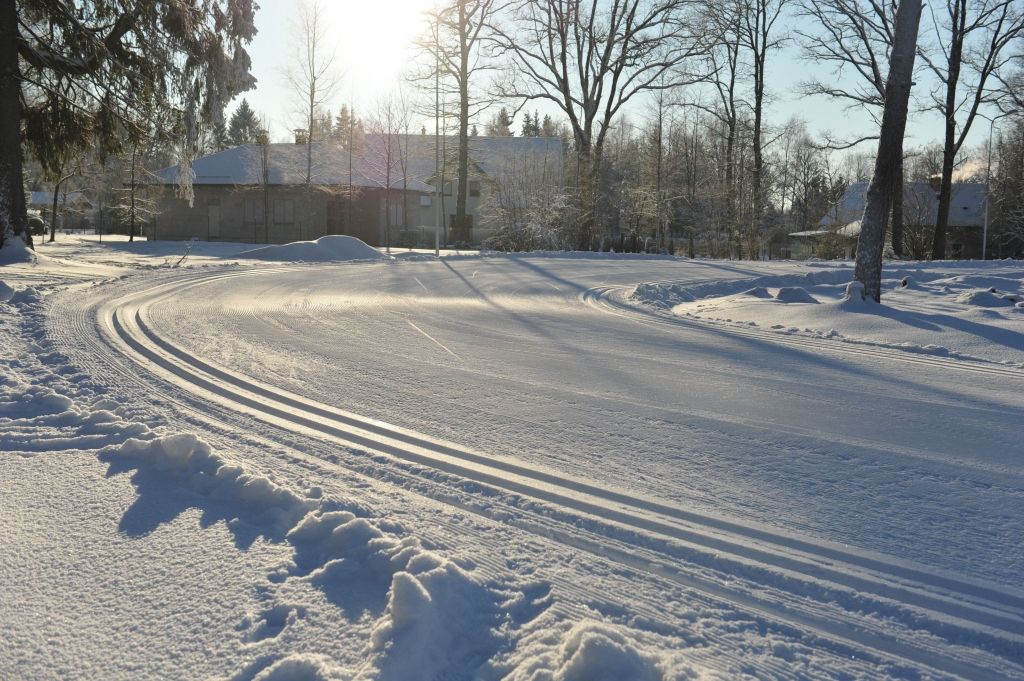 FOTO: vienīgā mākslīgā distanču slēpošanas trase Latvijā