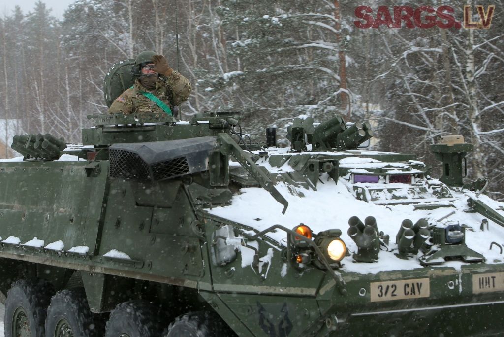FOTO: Latvijā ierodas ASV kaujas mašīnas Stryker
