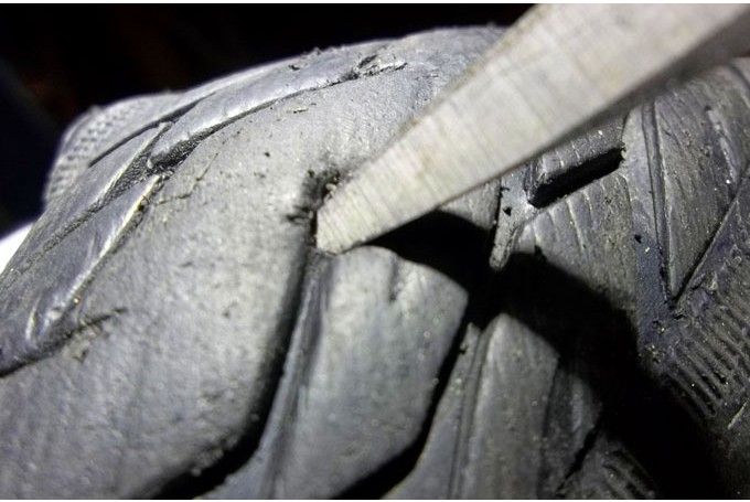 Liepājā automašīnai pārdur visas četras riepas