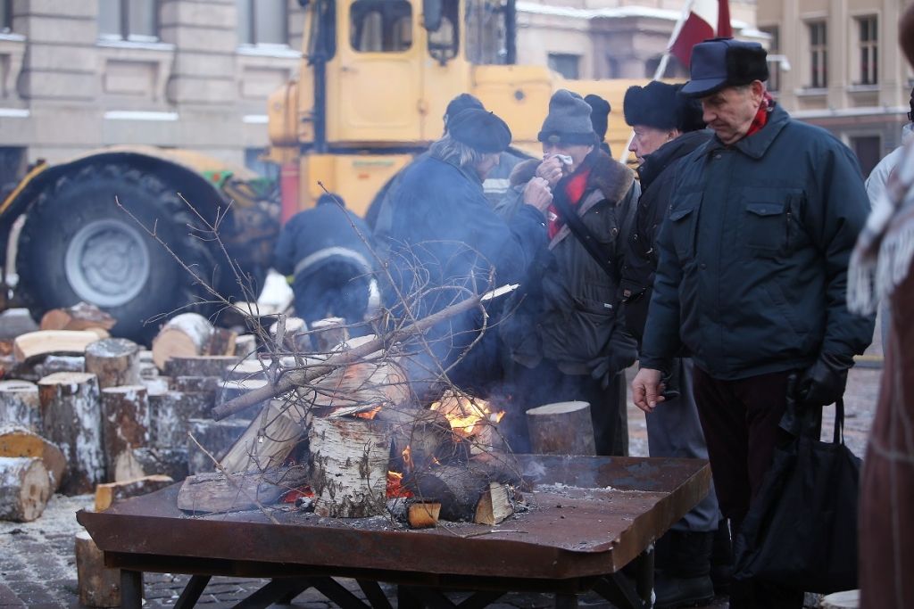 FOTO: Vēl sestdien Doma laukumā 1991.gada barikāžu rekonstrukcija