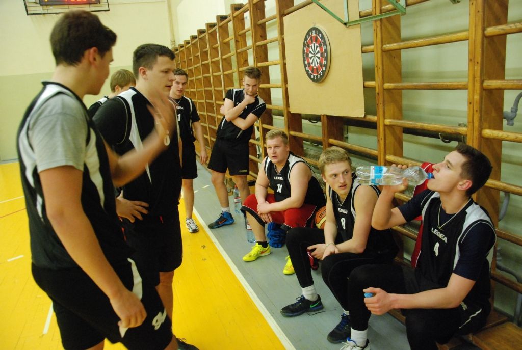 "Hasenpoth Stabendrill" Aizputes novada čempionātā uzvar entuziastu grupu "Pieci"