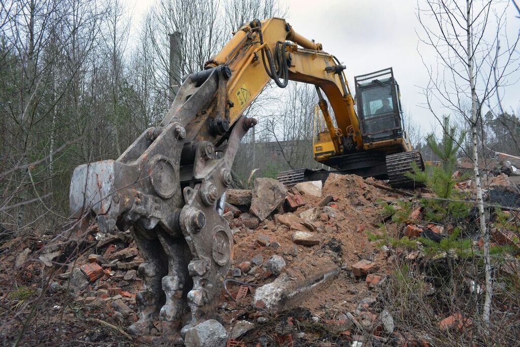 Uzsākta militāro būvju demontāža Skrundas lokatora pilsētiņā