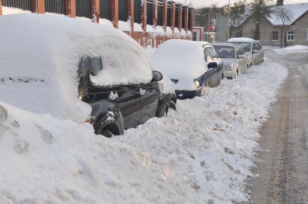 Autobraucēju ievērībai: sniegs un apledojums daudzviet apgrūtina braukšanu