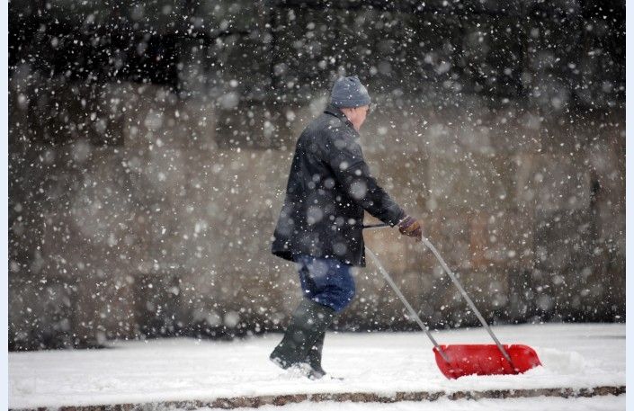 Rietumu rajonos otrdien gaidāma stipra snigšana