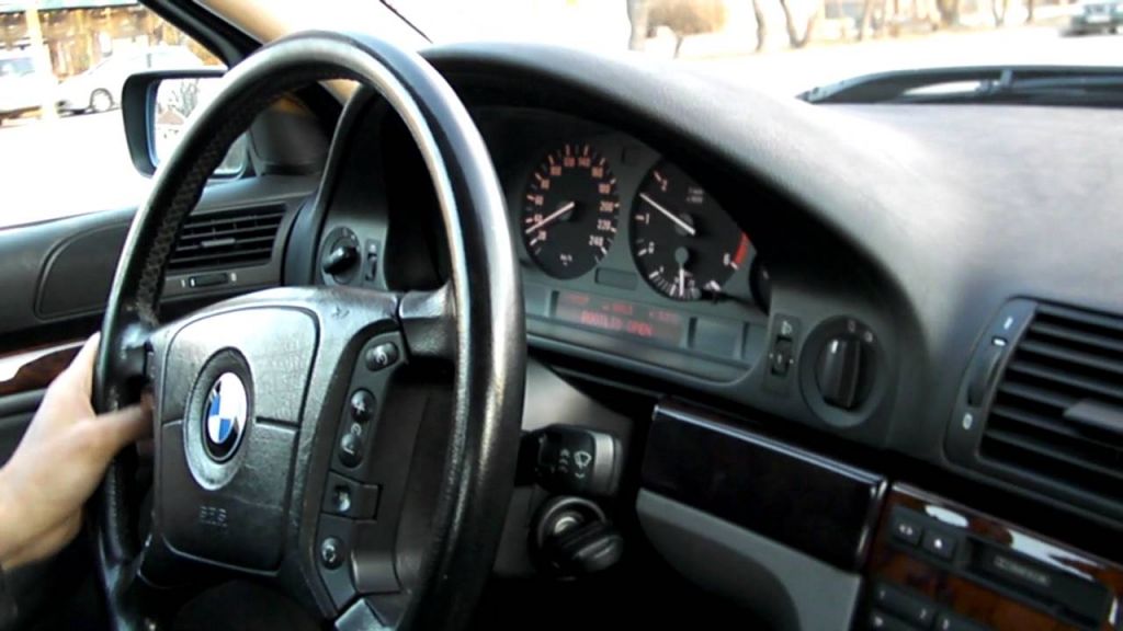 Liepājā nozog automašīnu "BMW 525"