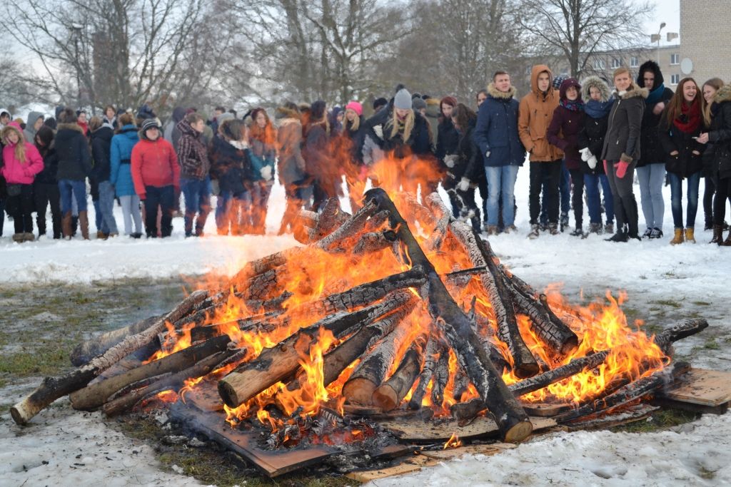 FOTO: Aizputes vidusskola atzīmē Barikāžu nedēļu