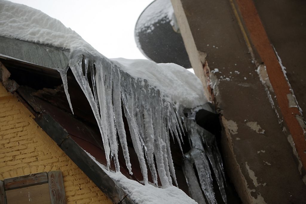 Liepājas pilsētas dome aicina uzmanīties no krītošā sniega, lāstekām un nekāpt uz ledus