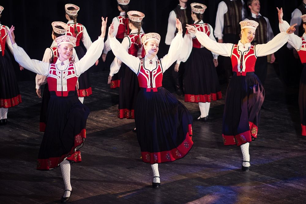Tautas deju labdarības koncerts “Sadancojam Liepājā 2016”