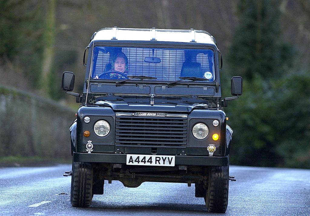 Pēc teju septiņām dekādēm pārtrauc ražot ikonisko Land Rover Defender
